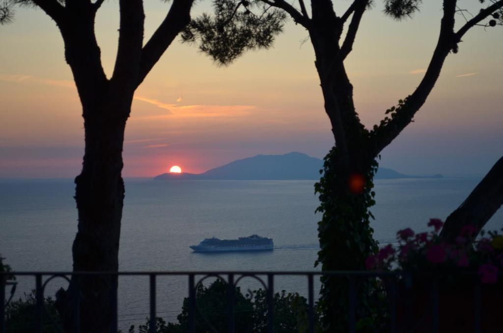 Le Ginestre Di Capri Bb & Holiday House Anacapri  Bagian luar foto