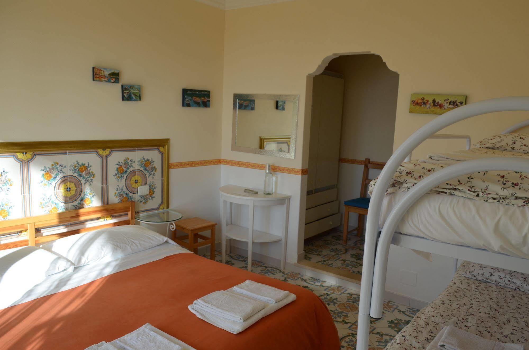 Le Ginestre Di Capri Bb & Holiday House Anacapri  Bagian luar foto