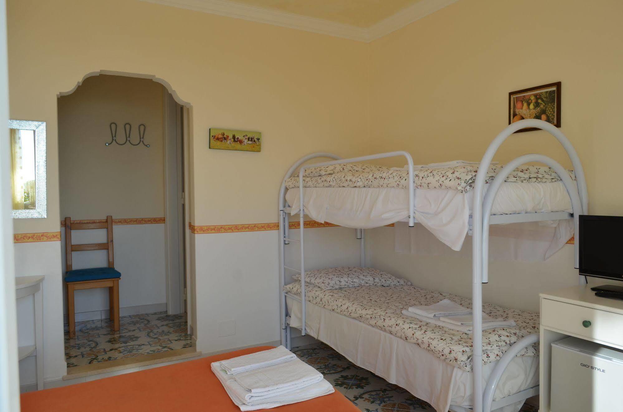 Le Ginestre Di Capri Bb & Holiday House Anacapri  Bagian luar foto