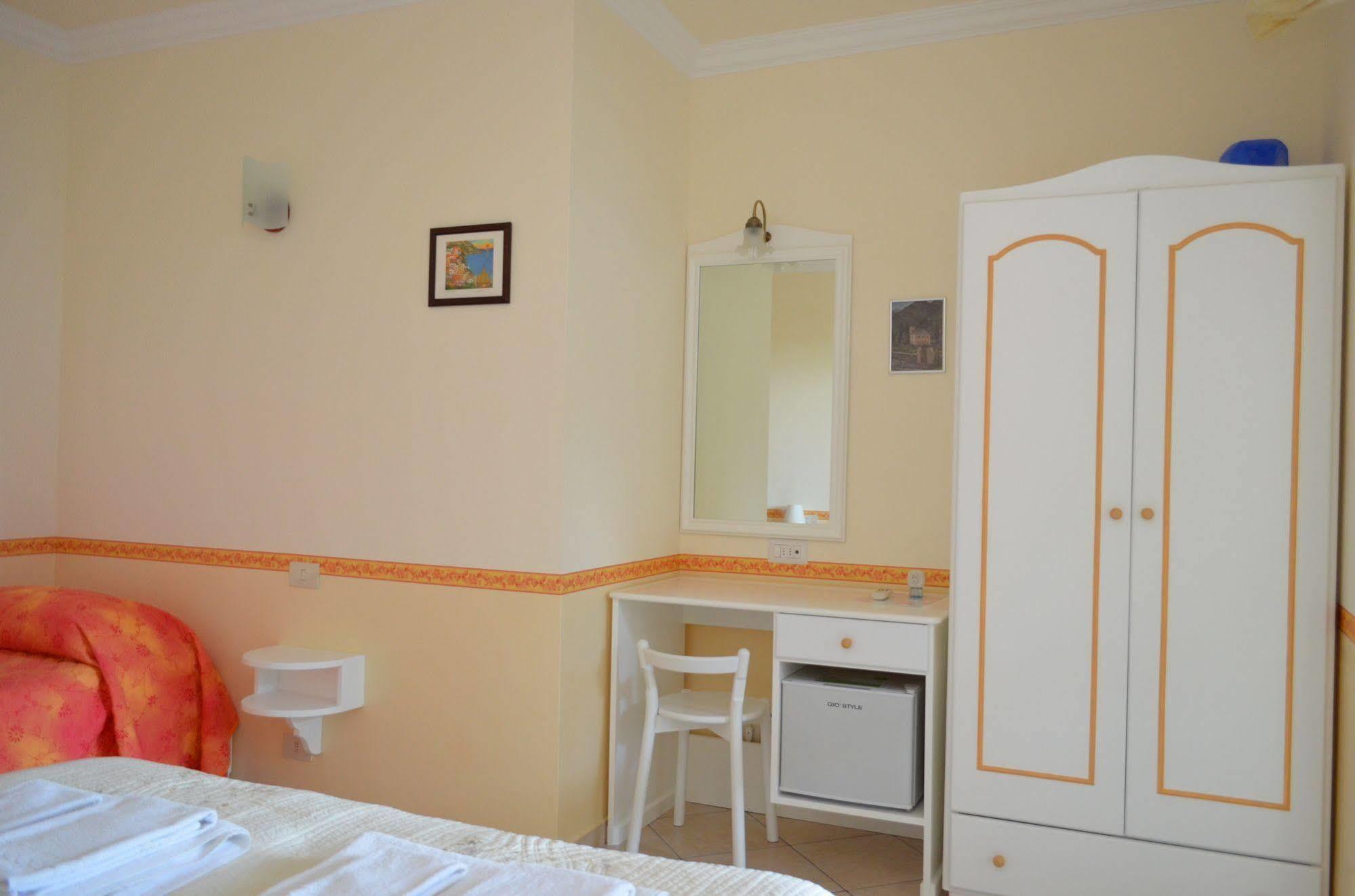 Le Ginestre Di Capri Bb & Holiday House Anacapri  Bagian luar foto